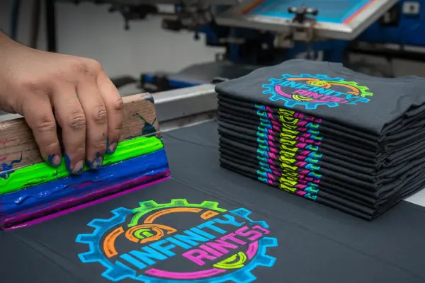 Processo de silk screen em camisetas personalizadas