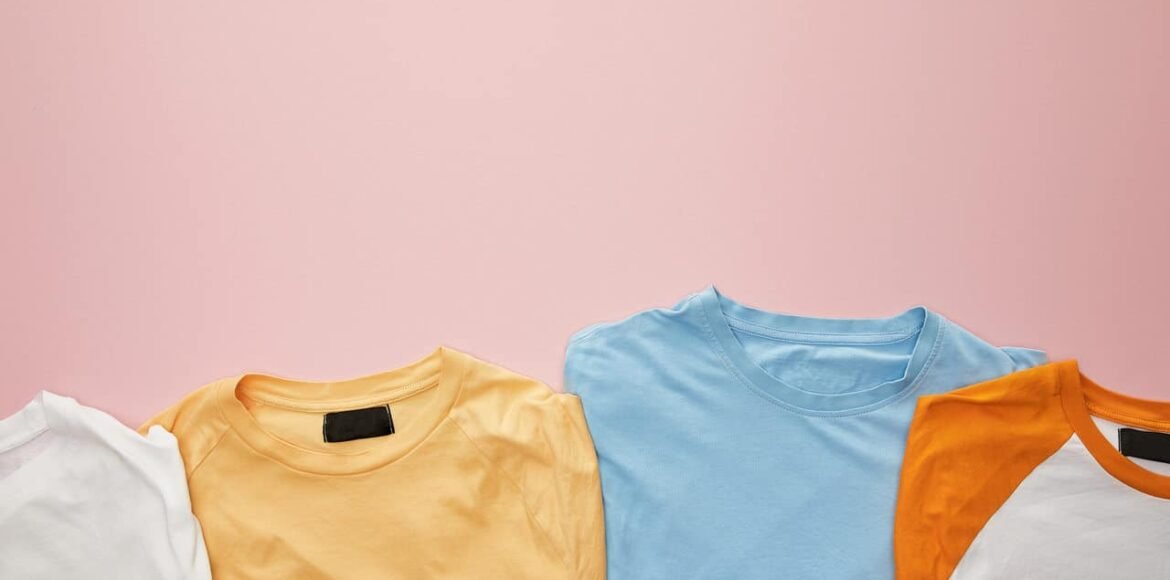 Top View Of Folded Color T Shirts On Pink Backgrou 2022 06 16 14 24 56 Utc Easy Resize Com Personalização de camisetas