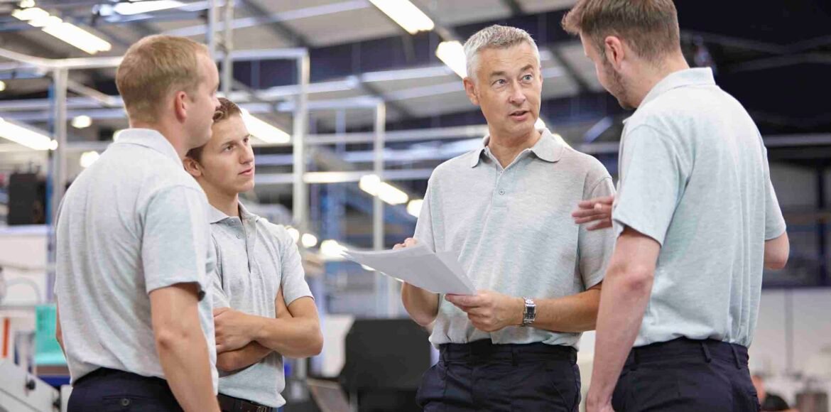 Workers Meeting In Engineering Factory identidade visual do uniforme