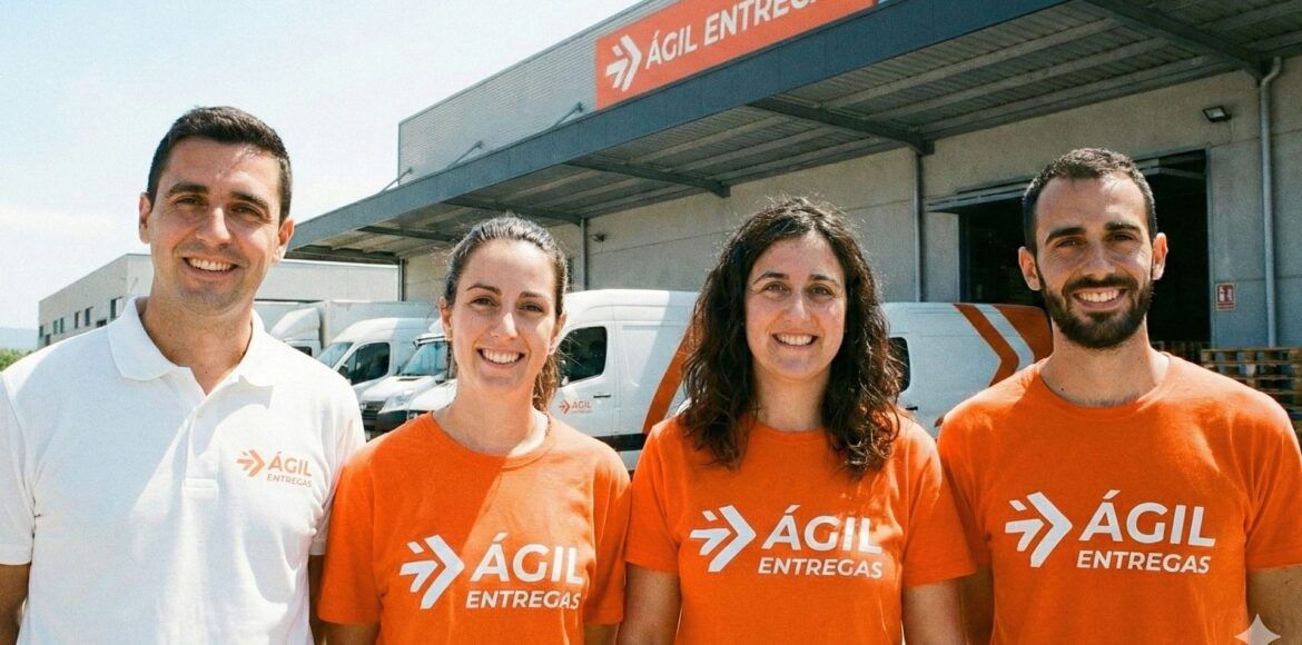 Equipe uniformizada com camiseta personalizada para atendimento ao cliente Equipe de atendimento uniformizada com camisetas personalizadas iguais para toda a equipe