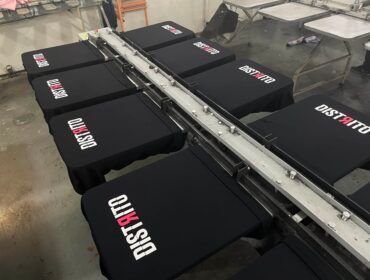 Camisetas pretas sendo produzidas na Camisetas Rápido com técnica silk screen
